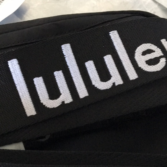 Lululemon everywhere belt bag black & white NWT wordmark waist pack logo - Picture 10 of 10